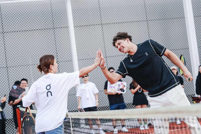 以其卓越的 以其卓越的